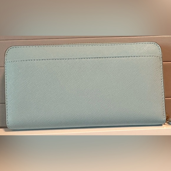 Kate Spade Zippie Wallet. - Picture 2 of 5